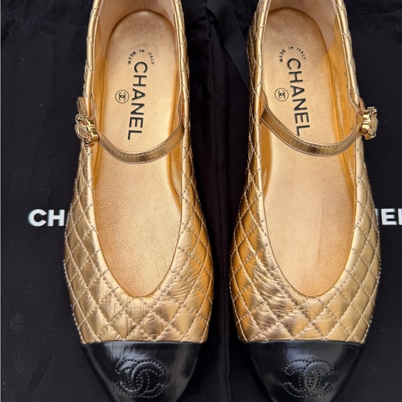 CHANEL Shoes - CHANEL CC LOGO GOLD LEATHER MARYJANE BALLET FLATS SHOES QUILTED BLACK CAP TOE 40